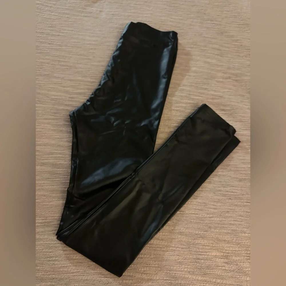 Lulu’s Vegan Leather Leggings - Picture 4 of 9